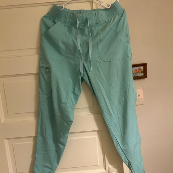 Light Blue Adar Scrubs Set with Jogger Pants Large - Picture 3 of 5